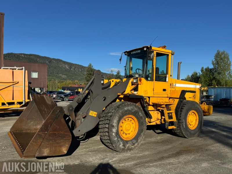 Колёсный погрузчик 2001 Volvo L90 D hjullaster med skuffe: фото 1
