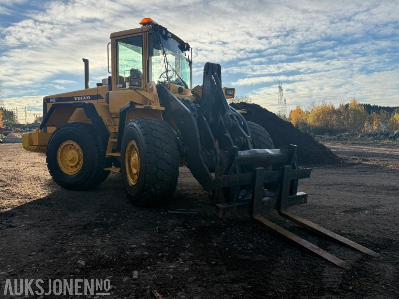 2001 Volvo L90D HJULLASTER SERVICEHISTORIKK 3.FUNKSJON PALLEGAFFEL 12716 TIMER. - Колёсный погрузчик: фото 2 2001 Volvo L90D HJULLASTER SERVICEHISTORIKK 3.FUNKSJON PALLEGAFFEL 12716 TIMER. - Колёсный погрузчик: фото 2