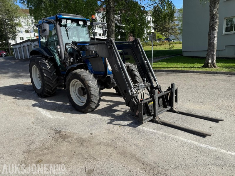 2005 Valtra A85 traktor med frontlaster, snøfres, snøskjær, gafler, skuffe, gruskasse og feieaggregat - Трактор: фото 3 2005 Valtra A85 traktor med frontlaster, snøfres, snøskjær, gafler, skuffe, gruskasse og feieaggregat - Трактор: фото 3