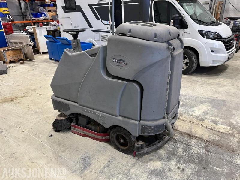 2008 Nilfisk BR1100S Koste og feiemaskin - Строительное оборудование: фото 5 2008 Nilfisk BR1100S Koste og feiemaskin - Строительное оборудование: фото 5