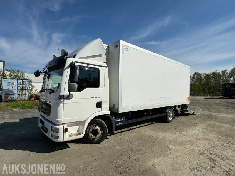 2013 MAN TGL 8.220 4X2BL - 18PL Carrier Frys - Bakløft - EU-Godkjent - Грузовик с закрытым кузовом: фото 1 2013 MAN TGL 8.220 4X2BL - 18PL Carrier Frys - Bakløft - EU-Godkjent - Грузовик с закрытым кузовом: фото 1