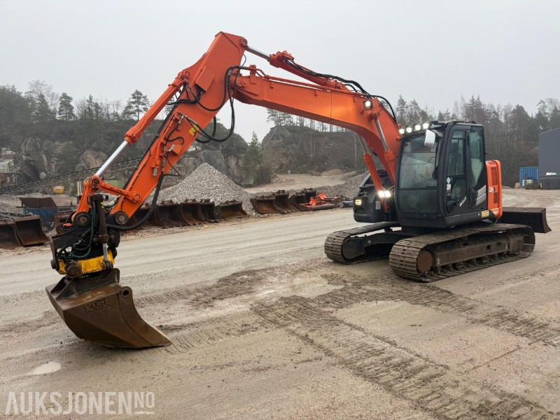 2014 Hitachi Zaxis 135us BELTEGRAVER ENGCON TILTROTATOR SERVICEHISTORIKK SENTRALSMØRING 2 SKUFFER - Экскаватор: фото 1 2014 Hitachi Zaxis 135us BELTEGRAVER ENGCON TILTROTATOR SERVICEHISTORIKK SENTRALSMØRING 2 SKUFFER - Экскаватор: фото 1