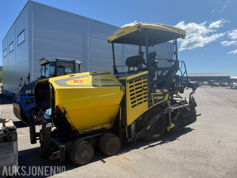 Bomag BF 300 P-2 Asfaltlegger - 54,6 kW - med 25cm utvidersett til screed og ekstra screedplatesett - Строительное оборудование: фото 1 Bomag BF 300 P-2 Asfaltlegger - 54,6 kW - med 25cm utvidersett til screed og ekstra screedplatesett - Строительное оборудование: фото 1