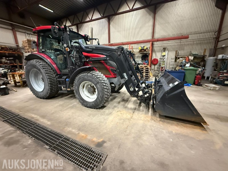 Valtra A104 m Laster, skuffe og pallegaffel - Трактор: фото 1 Valtra A104 m Laster, skuffe og pallegaffel - Трактор: фото 1
