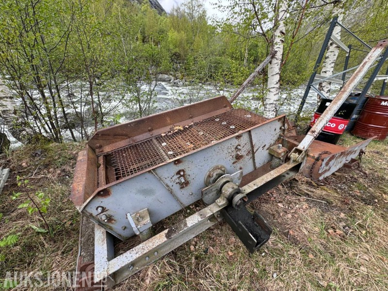 Vibrasjonssikt med transportbånd - Matekasse - Rep. objekt / delemaskin - Грохот: фото 1 Vibrasjonssikt med transportbånd - Matekasse - Rep. objekt / delemaskin - Грохот: фото 1