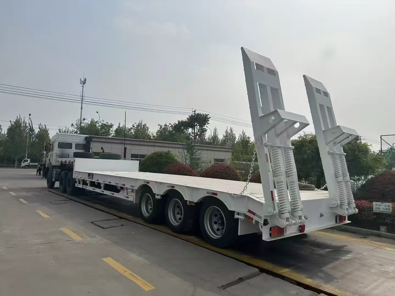 ZHICHENG Semi Flat Bed Low Bed in New or Used with 3 Axles 4 Axles - Низкорамный полуприцеп: фото 2 ZHICHENG Semi Flat Bed Low Bed in New or Used with 3 Axles 4 Axles - Низкорамный полуприцеп: фото 2