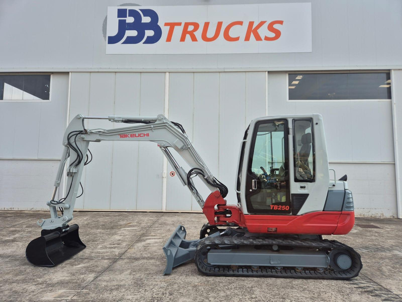 Takeuchi TB250 - Мини-экскаватор: фото 1 Takeuchi TB250 - Мини-экскаватор: фото 1
