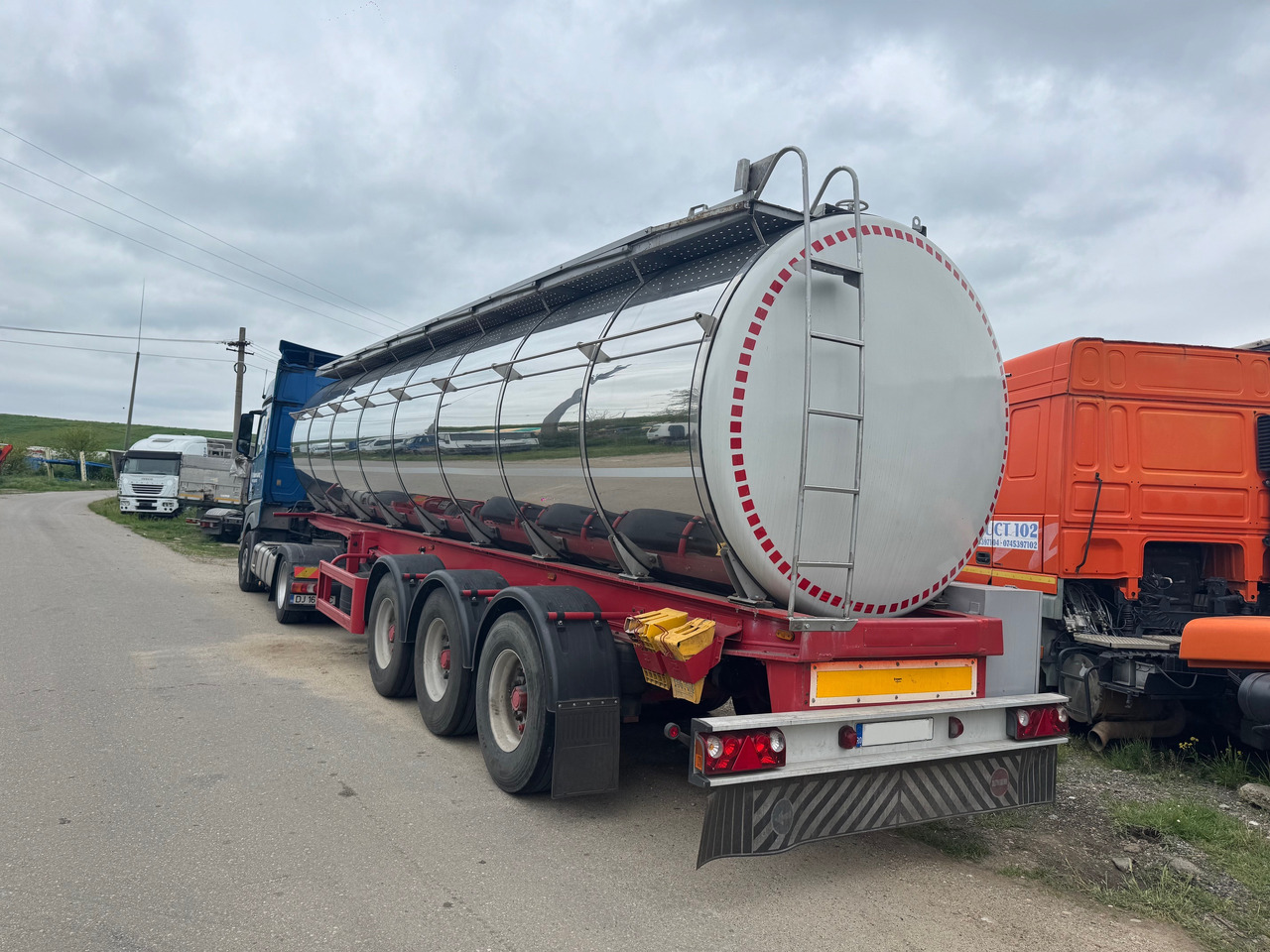 Menci Transport lichide ALIMENTARE - Полуприцеп-цистерна: фото 3 Menci Transport lichide ALIMENTARE - Полуприцеп-цистерна: фото 3