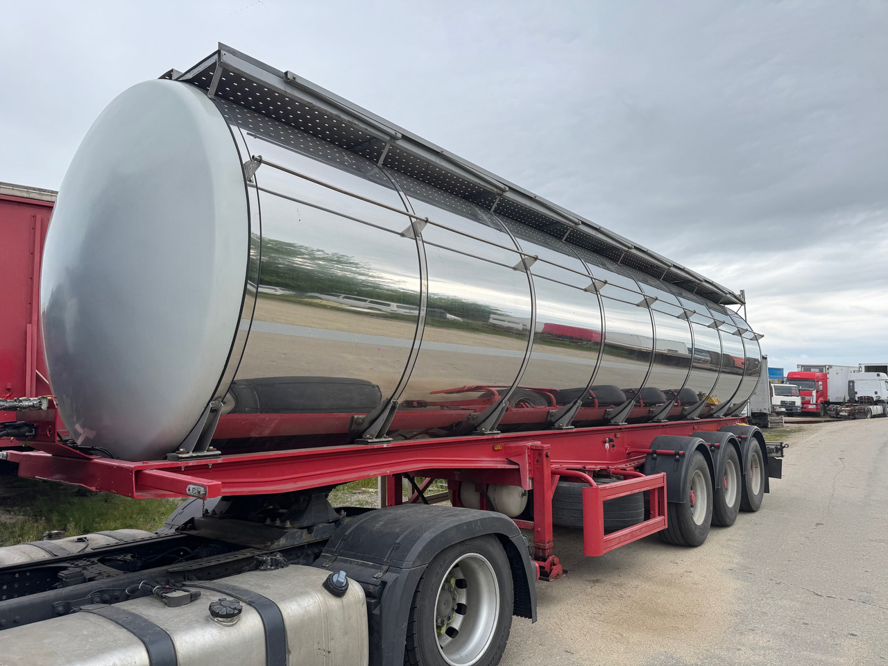 Menci Transport lichide ALIMENTARE - Полуприцеп-цистерна: фото 2 Menci Transport lichide ALIMENTARE - Полуприцеп-цистерна: фото 2