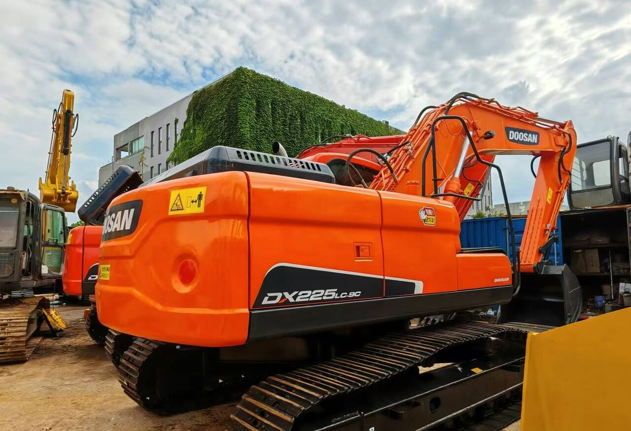 Doosan DX225LC - Гусеничный экскаватор: фото 1 Doosan DX225LC - Гусеничный экскаватор: фото 1