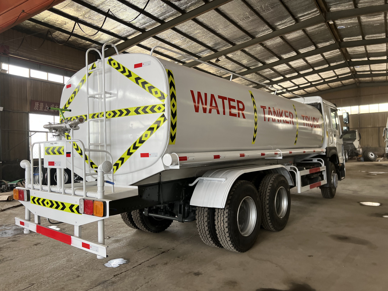 HOWO HOWO water tanker truck - Грузовик-цистерна: фото 1 HOWO HOWO water tanker truck - Грузовик-цистерна: фото 1