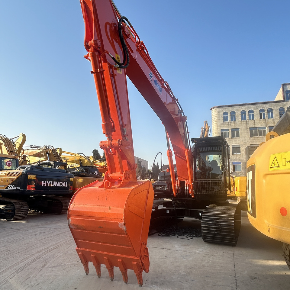 Hitachi ZX200-3 Excavator - Гусеничный экскаватор: фото 1 Hitachi ZX200-3 Excavator - Гусеничный экскаватор: фото 1