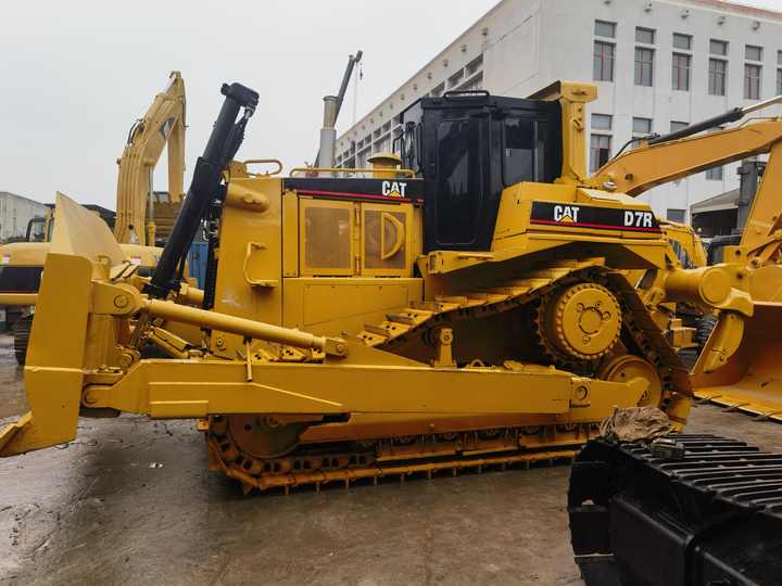Second hand Cat D7R Dozer used D7 Dozers Cat Bulldozer Good Price for Sale in shanghai yard - Бульдозер: фото 3 Second hand Cat D7R Dozer used D7 Dozers Cat Bulldozer Good Price for Sale in shanghai yard - Бульдозер: фото 3