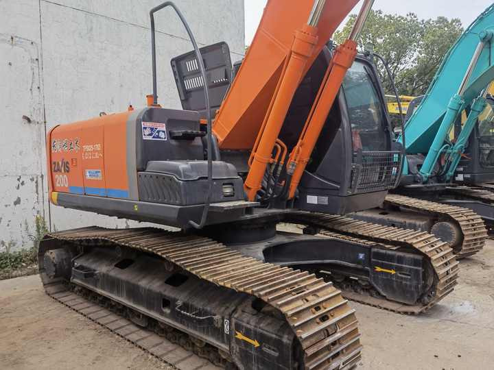 Used excavator Hitachi 20 ton original Japan Hitachi ZX200-3 ZX200-5G EX200-5 ZX240 Excavator FOR SALE - Экскаватор: фото 4 Used excavator Hitachi 20 ton original Japan Hitachi ZX200-3 ZX200-5G EX200-5 ZX240 Excavator FOR SALE - Экскаватор: фото 4