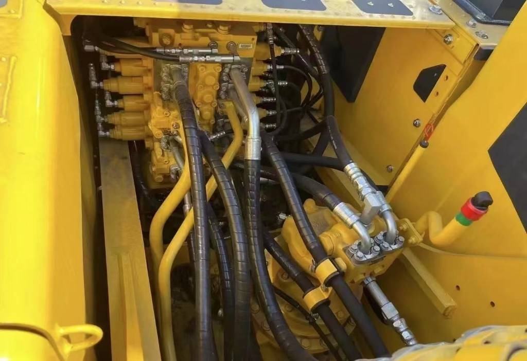 Komatsu PC 200-8 - Гусеничный экскаватор: фото 3 Komatsu PC 200-8 - Гусеничный экскаватор: фото 3