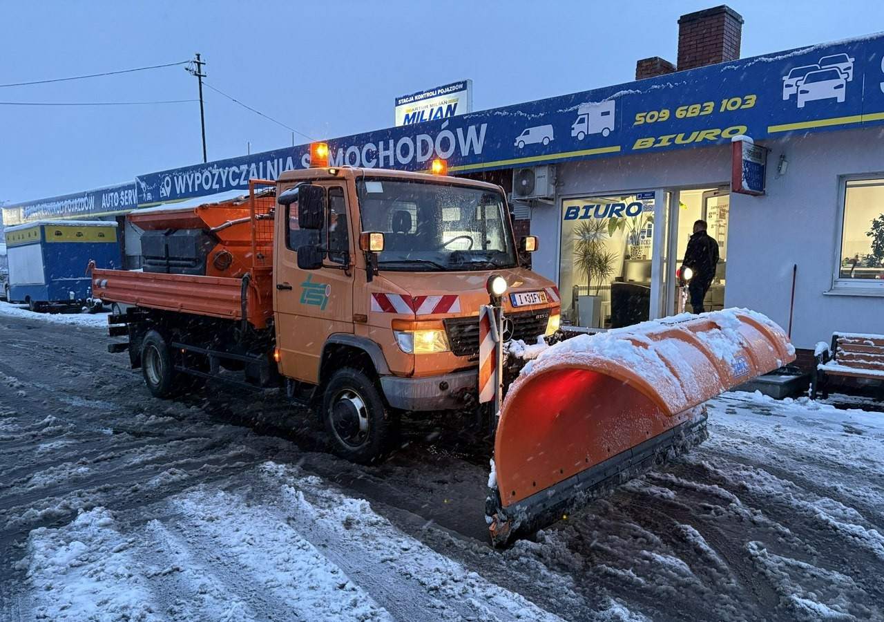 Mercedes-Benz Inny Mercedes-Benz Mercedes Vario 815 Wywrotka 4X4 2004 Pług posypywarka odśnieżarka - Снегоуборочная машина: фото 1 Mercedes-Benz Inny Mercedes-Benz Mercedes Vario 815 Wywrotka 4X4 2004 Pług posypywarka odśnieżarka - Снегоуборочная машина: фото 1