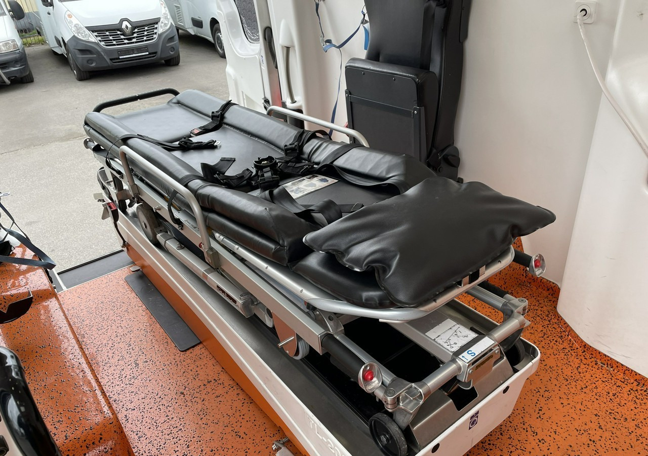 Volkswagen Crafter Crafter 2.0-163KM Karetka Ambulans Wyposażony Model 2016 - Машина скорой помощи: фото 4 Volkswagen Crafter Crafter 2.0-163KM Karetka Ambulans Wyposażony Model 2016 - Машина скорой помощи: фото 4