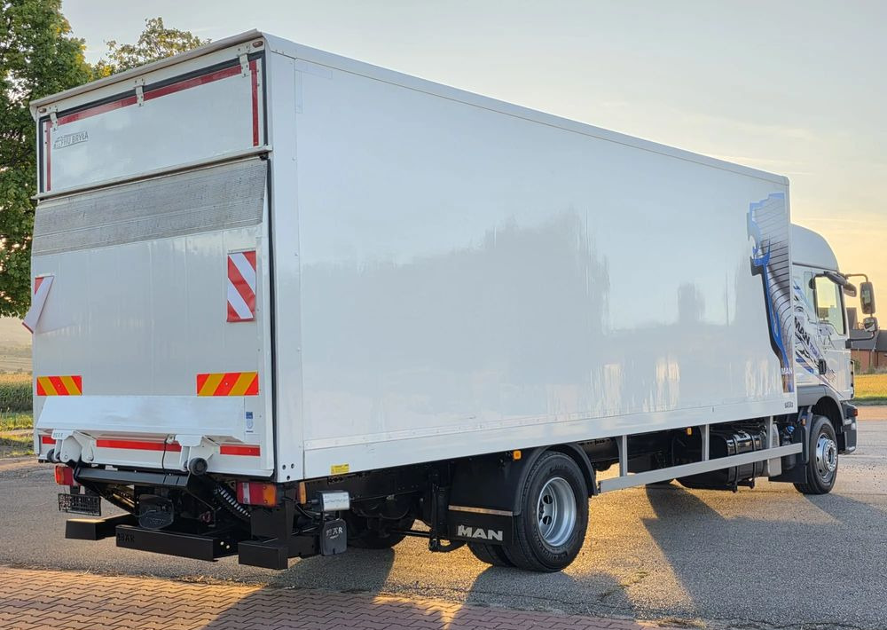 MAN TGM 15.290 / TGL / KONTENER / IZOTERMA / WINDA / KLIMA POSTOJOWA / 2019R / EURO 6 / PEŁEN SERWIS / 8200KG ŁADOWNOŚĆ / SPROWADZONY / ZADBANY / JAK NOWY / KSIĄŻKA SERWISOWA / E6 / 18 PALET - Грузовик с закрытым кузовом: фото 4 MAN TGM 15.290 / TGL / KONTENER / IZOTERMA / WINDA / KLIMA POSTOJOWA / 2019R / EURO 6 / PEŁEN SERWIS / 8200KG ŁADOWNOŚĆ / SPROWADZONY / ZADBANY / JAK NOWY / KSIĄŻKA SERWISOWA / E6 / 18 PALET - Грузовик с закрытым кузовом: фото 4
