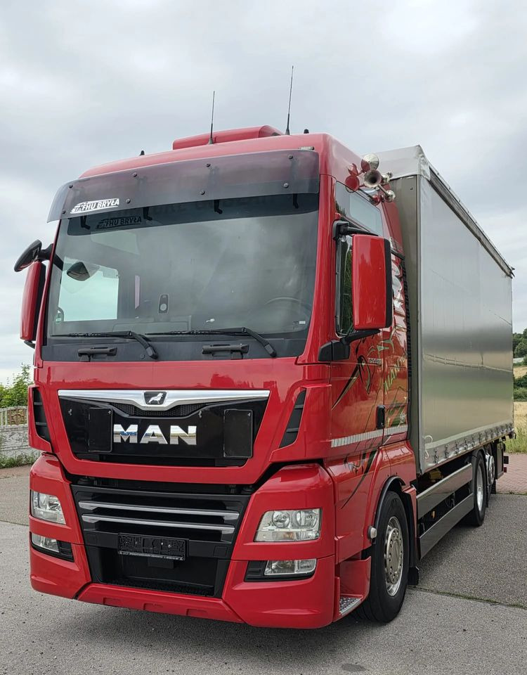MAN TGX 26.500 / ALUMINIOWE FELGI / LIFT / 6X2 / KLIMA POSTOJOWA / 18PALET / E6 / FIRANKA / 17 TON ŁADOWNOŚĆ / WINDA / NISKI PRZEBIEG / JEDEN WŁAŚCICIEL / PODWIESZANA OŚ - Тентованный грузовик: фото 4 MAN TGX 26.500 / ALUMINIOWE FELGI / LIFT / 6X2 / KLIMA POSTOJOWA / 18PALET / E6 / FIRANKA / 17 TON ŁADOWNOŚĆ / WINDA / NISKI PRZEBIEG / JEDEN WŁAŚCICIEL / PODWIESZANA OŚ - Тентованный грузовик: фото 4