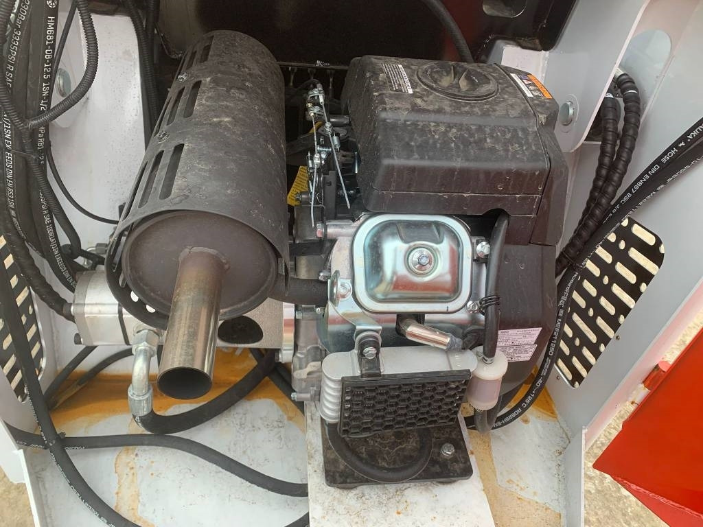 Мини-погрузчик с бортовым поворотом JC 25: фото 7