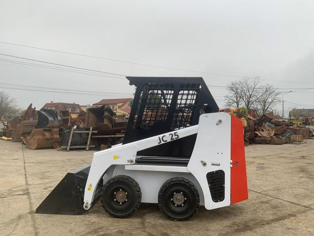 Мини-погрузчик с бортовым поворотом JC 25: фото 6