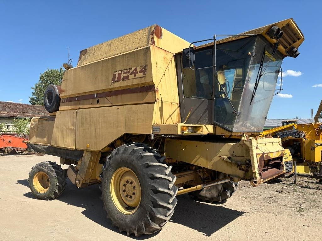 New Holland TF 44 - Зерноуборочный комбайн: фото 4 New Holland TF 44 - Зерноуборочный комбайн: фото 4