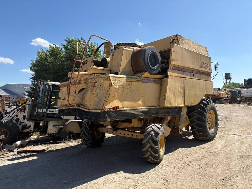 New Holland TF 44 - Зерноуборочный комбайн: фото 2 New Holland TF 44 - Зерноуборочный комбайн: фото 2