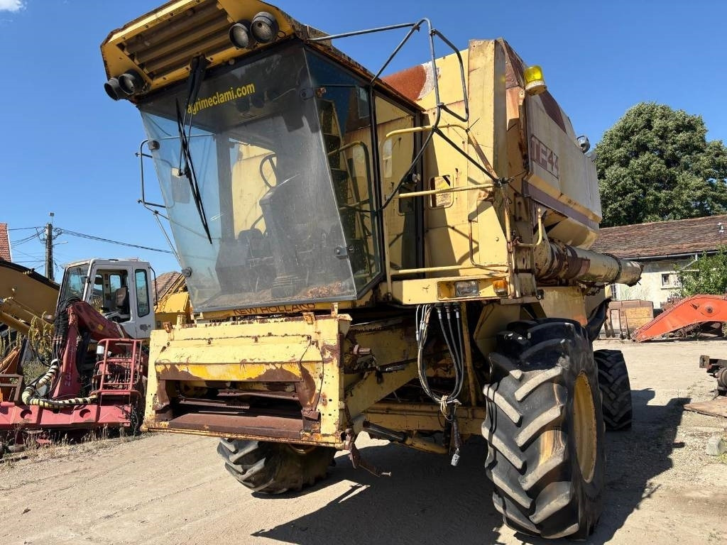 New Holland TF 44 - Зерноуборочный комбайн: фото 1 New Holland TF 44 - Зерноуборочный комбайн: фото 1