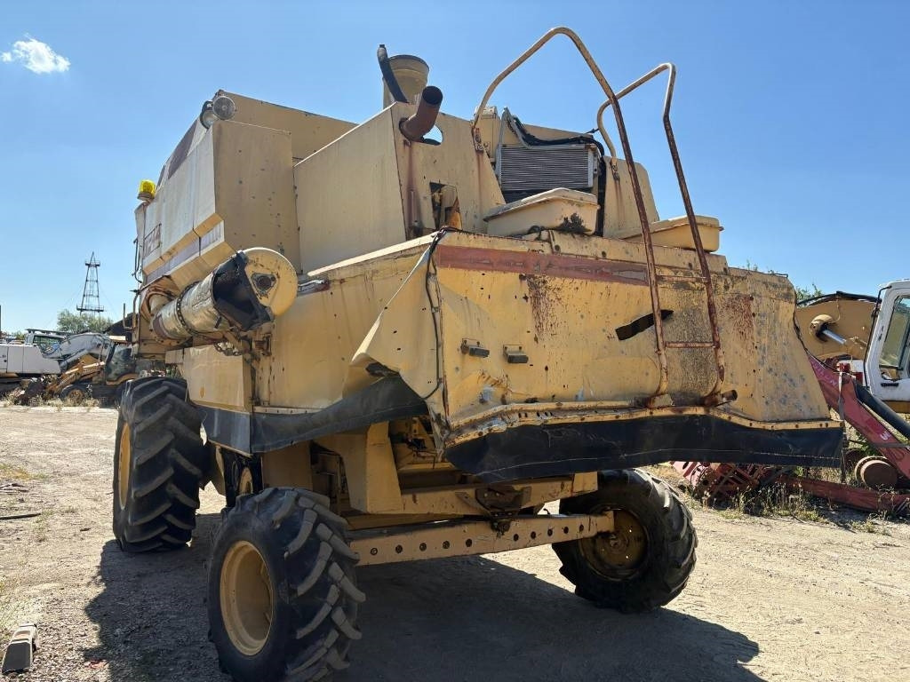 New Holland TF 44 - Зерноуборочный комбайн: фото 3 New Holland TF 44 - Зерноуборочный комбайн: фото 3