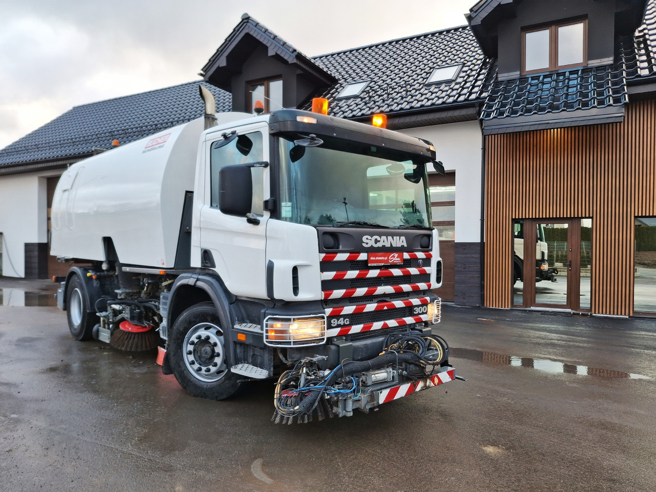 SCANIA 94G Zamiatarka Kehrmaschine BUCHER L/R Frontbürste 2 Motoren Odchwaszczarka Przednia Szczotka - Подметально-уборочная машина: фото 1 SCANIA 94G Zamiatarka Kehrmaschine BUCHER L/R Frontbürste 2 Motoren Odchwaszczarka Przednia Szczotka - Подметально-уборочная машина: фото 1