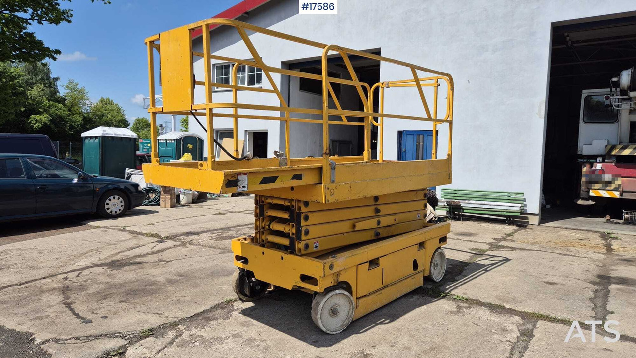 2007 Haulotte Compact 12 - Ножничный подъемник: фото 2 2007 Haulotte Compact 12 - Ножничный подъемник: фото 2