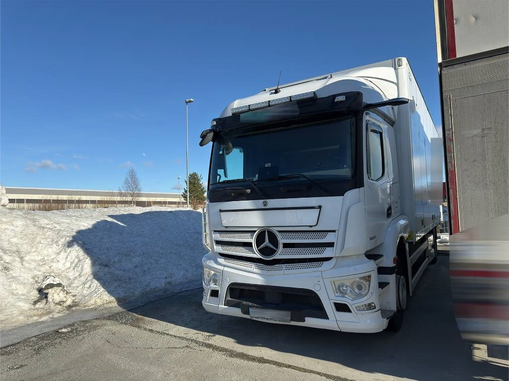 Mercedes-Benz Actros 1833 - Грузовик с закрытым кузовом: фото 2 Mercedes-Benz Actros 1833 - Грузовик с закрытым кузовом: фото 2