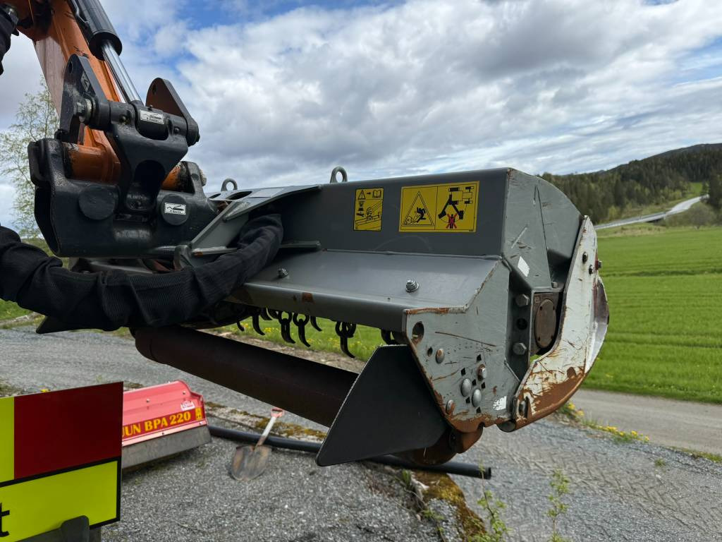 Трактор Valtra N175 V inkl. Noremat armklipper kantslåttløsning: фото 15