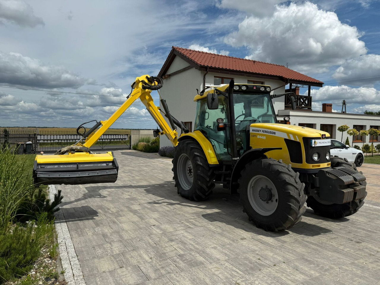 Massey Ferguson 6445 z kosiarką wysięgnikową do poboczy Rousseau T hénor 510 L FI - Трактор: фото 1 Massey Ferguson 6445 z kosiarką wysięgnikową do poboczy Rousseau T hénor 510 L FI - Трактор: фото 1