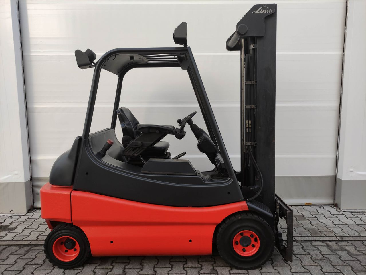 Linde E30-336-03 (LACK NEU) - Электропогрузчик: фото 2 Linde E30-336-03 (LACK NEU) - Электропогрузчик: фото 2