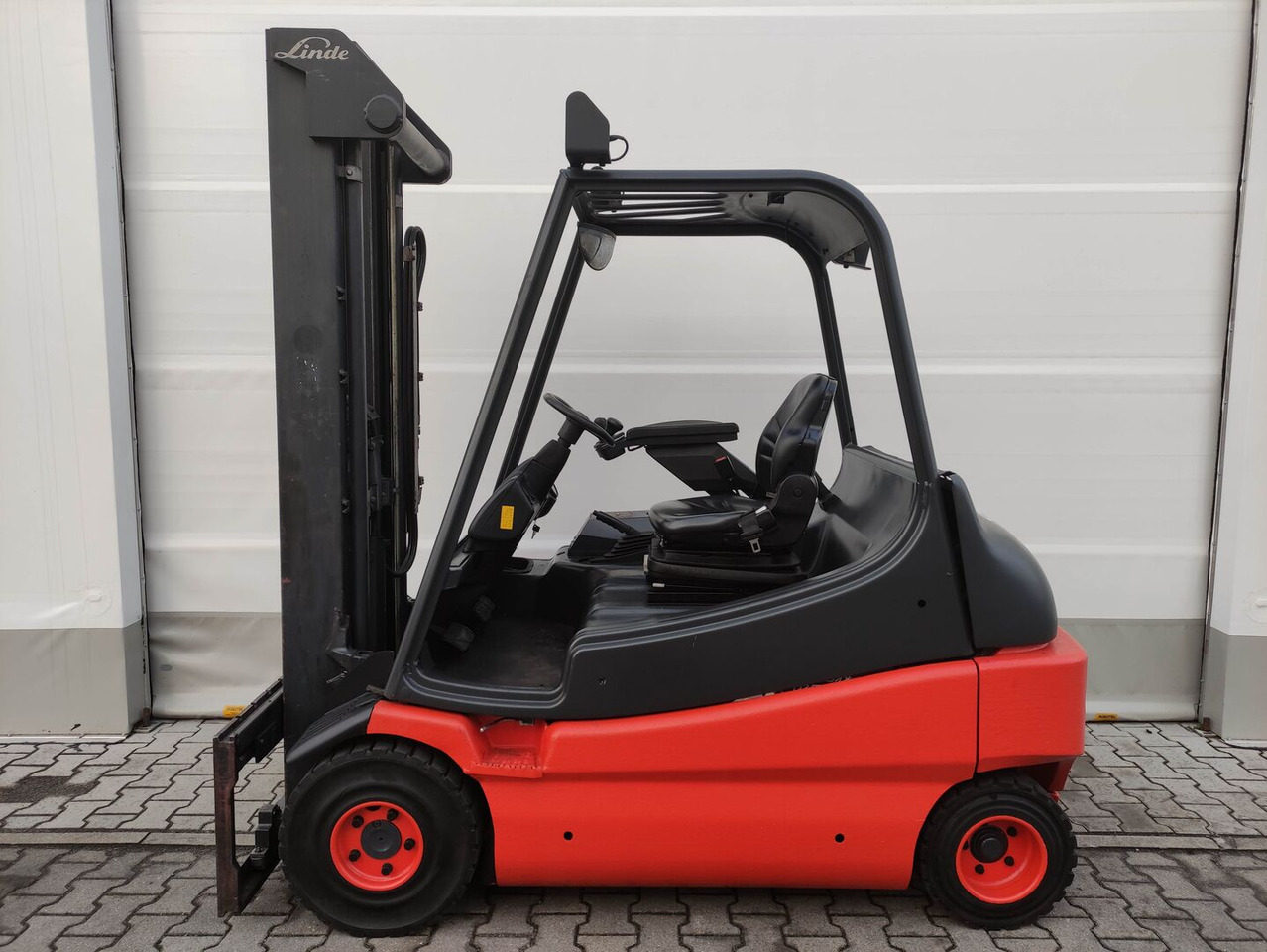 Linde E30-336-03 (LACK NEU) - Электропогрузчик: фото 1 Linde E30-336-03 (LACK NEU) - Электропогрузчик: фото 1
