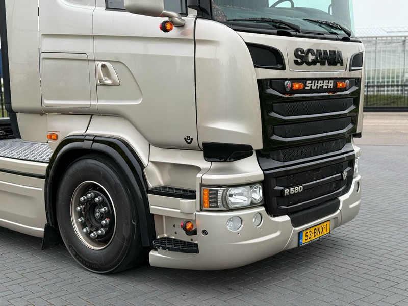 Scania R 580 SHOWTRUCK, VOLLUCHT, VOL SPOILER, RETARDER, SCHUIFSCHOTEL. - Тягач: фото 2 Scania R 580 SHOWTRUCK, VOLLUCHT, VOL SPOILER, RETARDER, SCHUIFSCHOTEL. - Тягач: фото 2