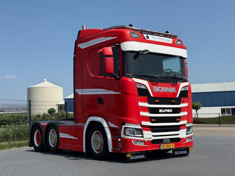 Scania S500 VOLLUCHT, GESTUURD, SHOWTRUCK, LEER. - Тягач: фото 1 Scania S500 VOLLUCHT, GESTUURD, SHOWTRUCK, LEER. - Тягач: фото 1
