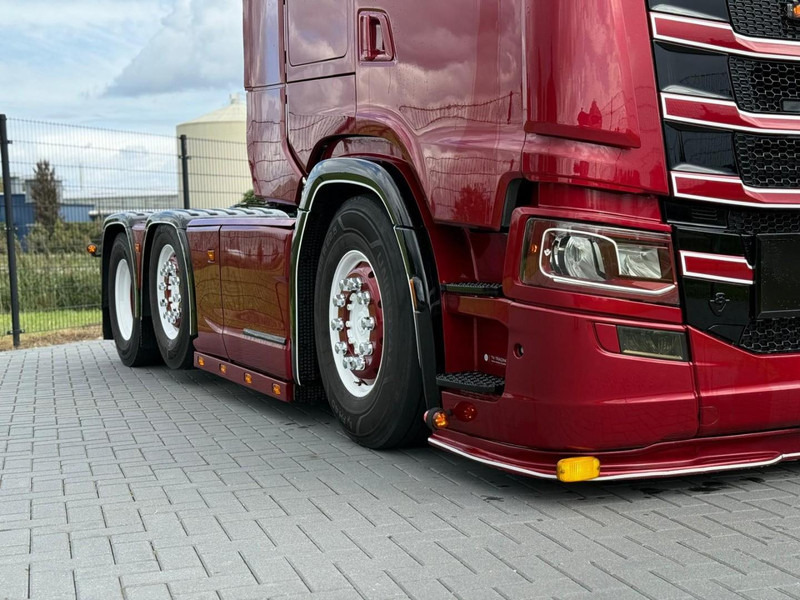 Scania S580 V8 NGS SHOWTRUCK, VOLLUCHT, RETARDER, LEER, GESTUURD. - Тягач: фото 3 Scania S580 V8 NGS SHOWTRUCK, VOLLUCHT, RETARDER, LEER, GESTUURD. - Тягач: фото 3