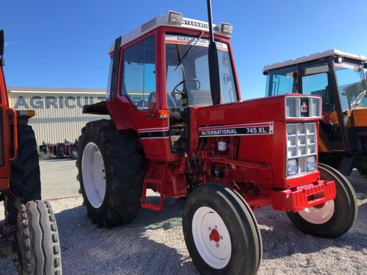 International 745 XL Tracteur à 15 000 € - Трактор: фото 1 International 745 XL Tracteur à 15 000 € - Трактор: фото 1