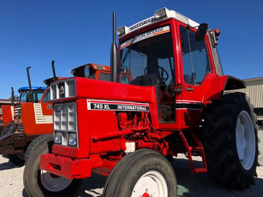 International 745 XL Tracteur à 15 000 € - Трактор: фото 2 International 745 XL Tracteur à 15 000 € - Трактор: фото 2