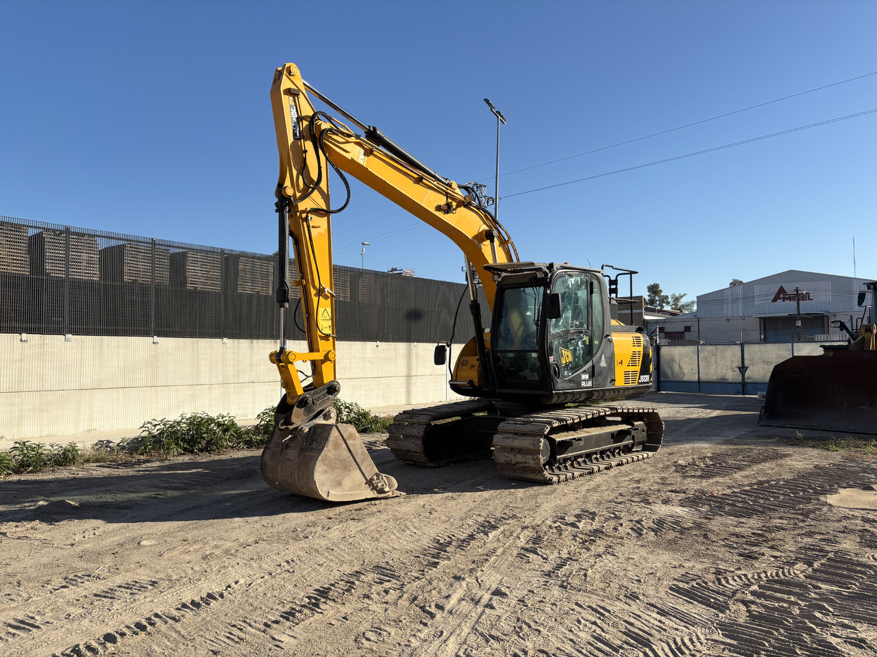 JCB JS131LC - Гусеничный экскаватор: фото 1 JCB JS131LC - Гусеничный экскаватор: фото 1