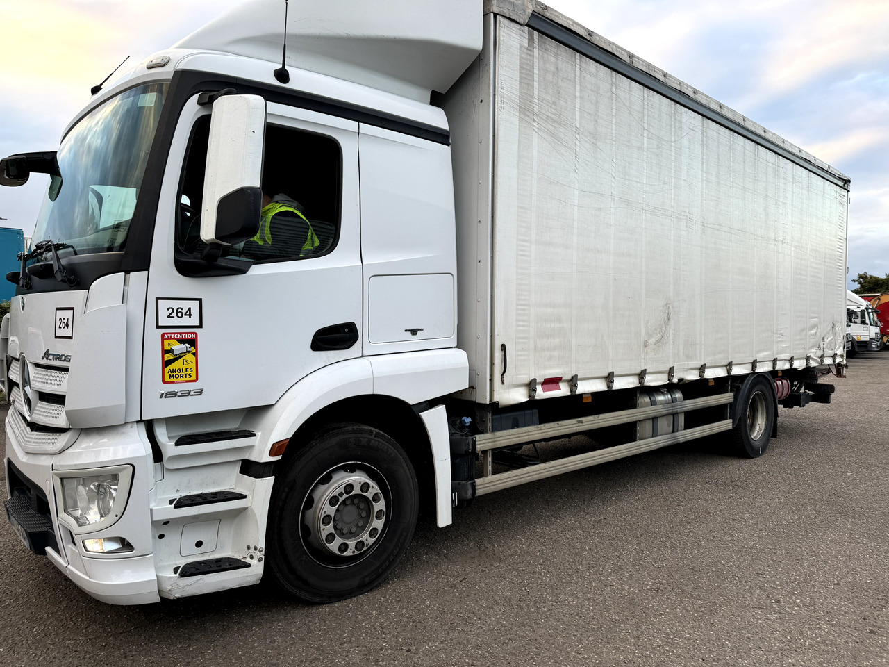 MERCEDES-BENZ ACTROS 1833 - Тентованный грузовик: фото 1 MERCEDES-BENZ ACTROS 1833 - Тентованный грузовик: фото 1