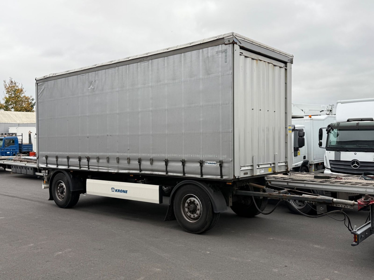 Krone AZ 18F DB06CLNF Curtainsider Pritsche/Plane - Тентованный прицеп: фото 1 Krone AZ 18F DB06CLNF Curtainsider Pritsche/Plane - Тентованный прицеп: фото 1