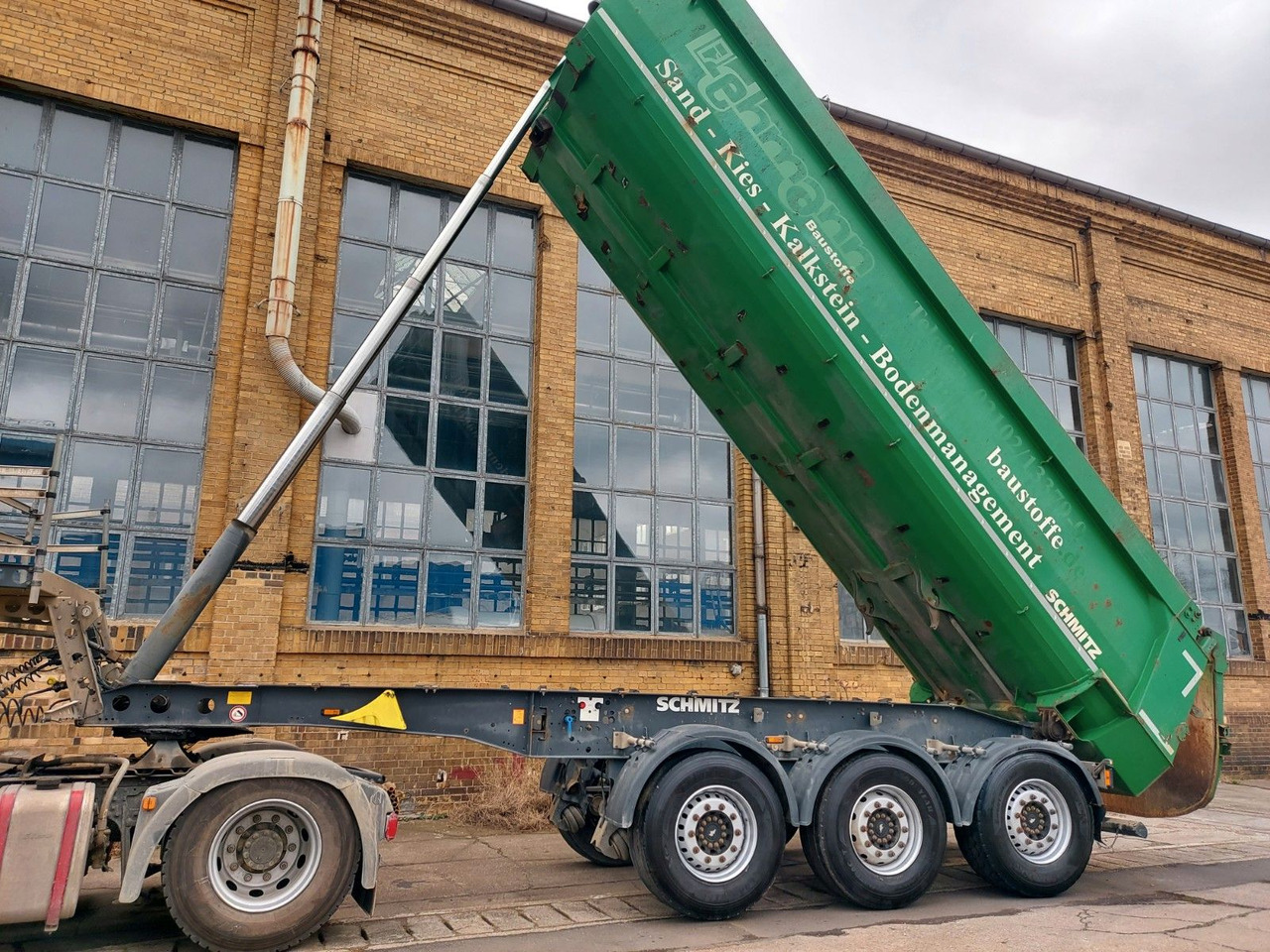 Schmitz Cargobull SGF S3 Mulde DA Kipper Stahl 26m³ Luft + Lift - Самосвальный полуприцеп: фото 1 Schmitz Cargobull SGF S3 Mulde DA Kipper Stahl 26m³ Luft + Lift - Самосвальный полуприцеп: фото 1