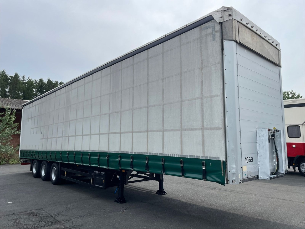 Schmitz Cargobull S01 3-Achs/Pritsche+Plane/13,5m/28050kg-Nutzlast - Тентованный полуприцеп: фото 1 Schmitz Cargobull S01 3-Achs/Pritsche+Plane/13,5m/28050kg-Nutzlast - Тентованный полуприцеп: фото 1