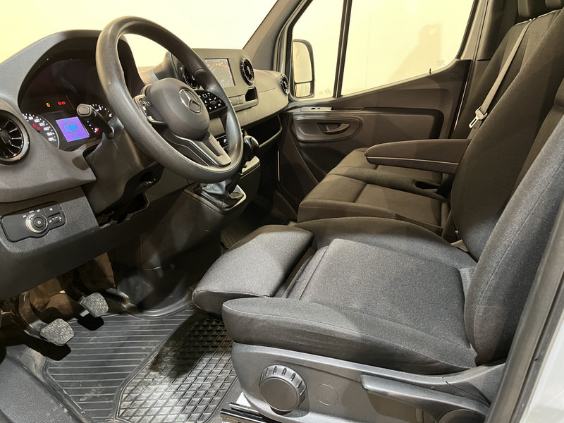 Mercedes-Benz Sprinter 315 CDI L3 RWD Open Laadbak / Euro 6 / Airco / MBUX / CarPlay / Navigatie / 3-Zits / 75.200 KM !! / BPM VRIJ !! - Малотоннажный бортовой грузовик: фото 5 Mercedes-Benz Sprinter 315 CDI L3 RWD Open Laadbak / Euro 6 / Airco / MBUX / CarPlay / Navigatie / 3-Zits / 75.200 KM !! / BPM VRIJ !! - Малотоннажный бортовой грузовик: фото 5
