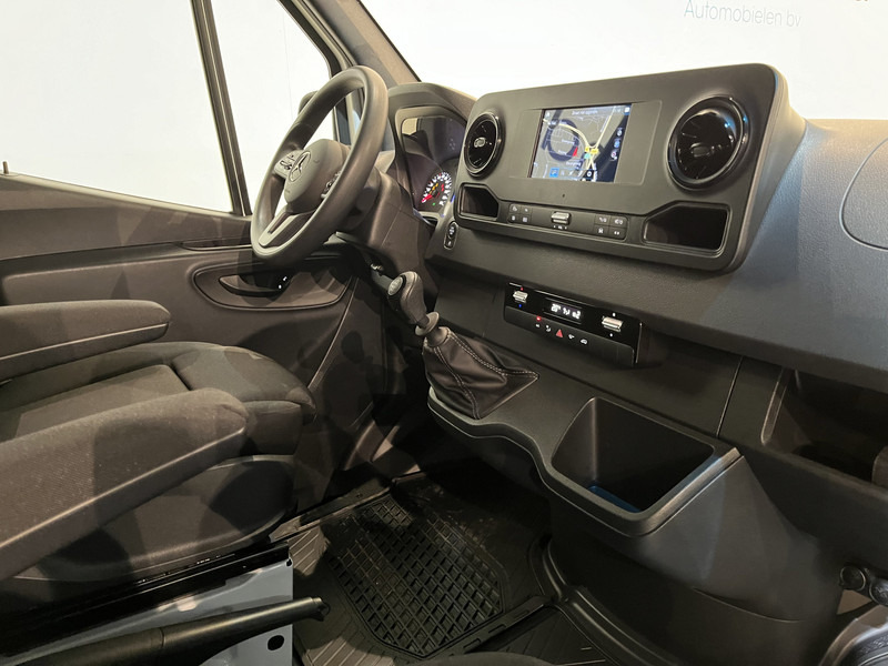 Mercedes-Benz Sprinter 315 CDI L4H2 RWD / Euro 6 / MBUX / Airco / Cruise Control / Camera / CarPlay / Navigatie / 6.143 KM !! / BPM VRIJ !! - Цельнометаллический фургон: фото 3 Mercedes-Benz Sprinter 315 CDI L4H2 RWD / Euro 6 / MBUX / Airco / Cruise Control / Camera / CarPlay / Navigatie / 6.143 KM !! / BPM VRIJ !! - Цельнометаллический фургон: фото 3