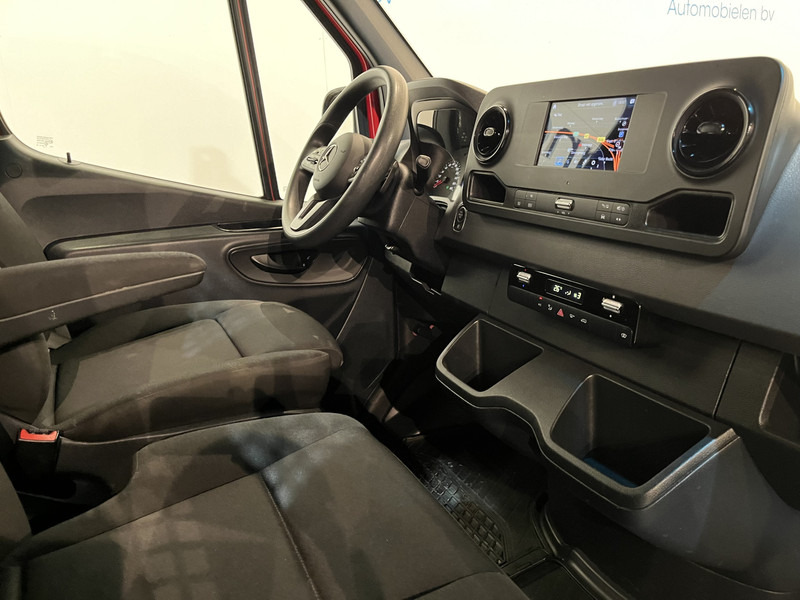 Mercedes-Benz Sprinter 317 CDI L2 RWD Automaat Open Laadbak / Euro 6 / Trekhaak 3500 KG / Airco / Cruise Control / CarPlay / Navigatie / 64.150 KM !! / BPM VRIJ !! - Малотоннажный бортовой грузовик: фото 3 Mercedes-Benz Sprinter 317 CDI L2 RWD Automaat Open Laadbak / Euro 6 / Trekhaak 3500 KG / Airco / Cruise Control / CarPlay / Navigatie / 64.150 KM !! / BPM VRIJ !! - Малотоннажный бортовой грузовик: фото 3