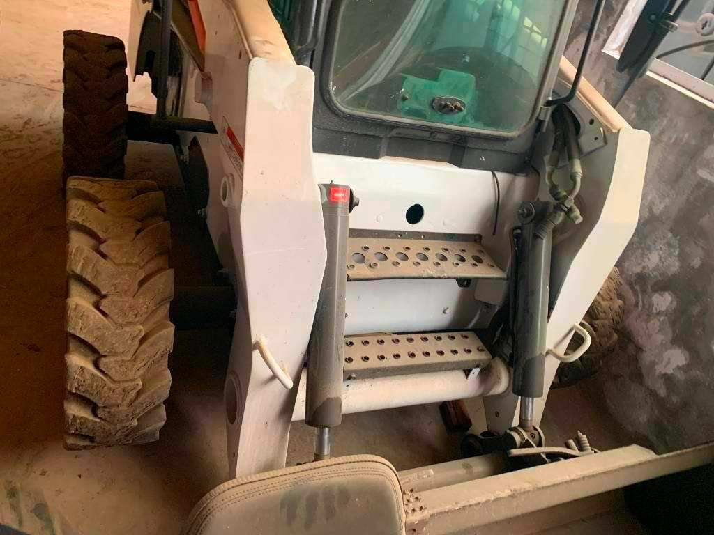 Bobcat S 300 - Мини-погрузчик с бортовым поворотом: фото 2 Bobcat S 300 - Мини-погрузчик с бортовым поворотом: фото 2